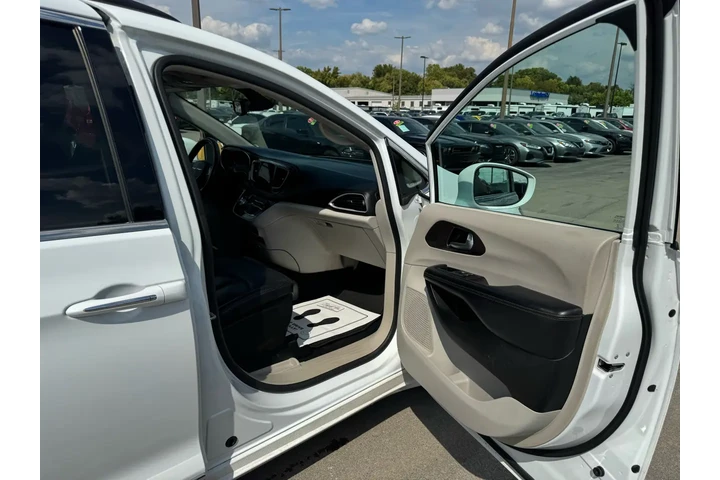 $8980 : 2017 Pacifica Touring-L FWD image 8