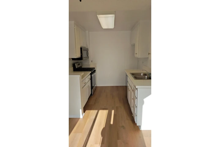 $1 : Rento cuarto y baño (Glendale) image 1