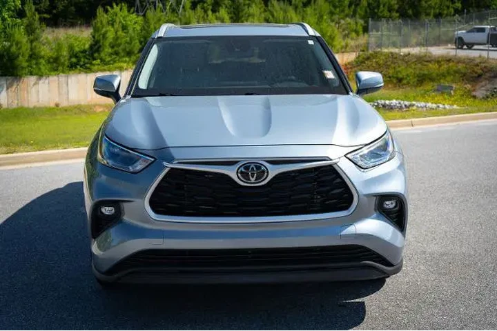 $39874 : Toyota Highlander 2023 LE 4d image 2