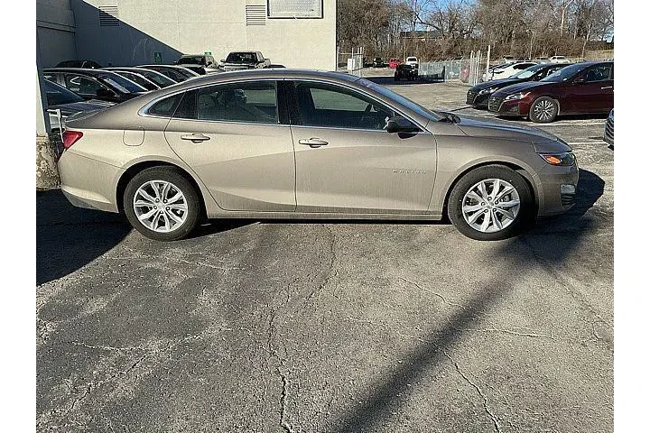 $19888 : Chevrolet Malibu 2024 LT 4dr image 2