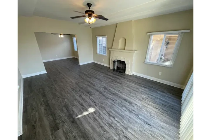 $2575 : 3bed and 2baths available image 3