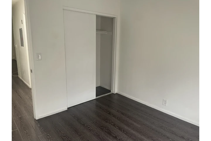 $2450 : Super Grande  132 E Adams Blvd image 10