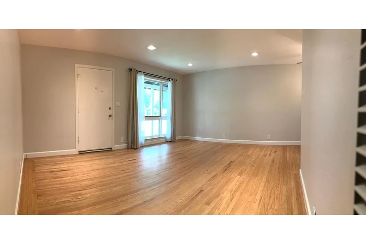 $800 : Updated 2 bedroom / 1 bath ! image 4