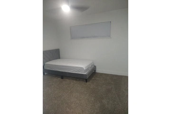 $750 : UN CUARTO PARA RENTAR image 1