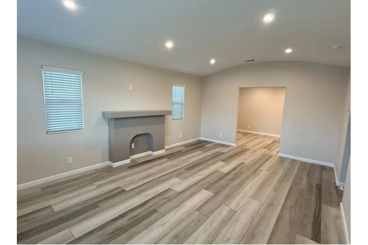 $2500 : 3 Bed 2Bat Home in South Gate image 2