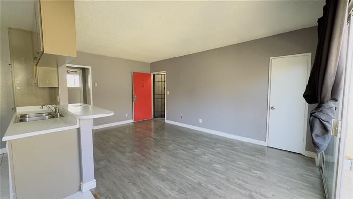 $2100 : 1 BEDROOM APARTMENT AVAILABLE image 1