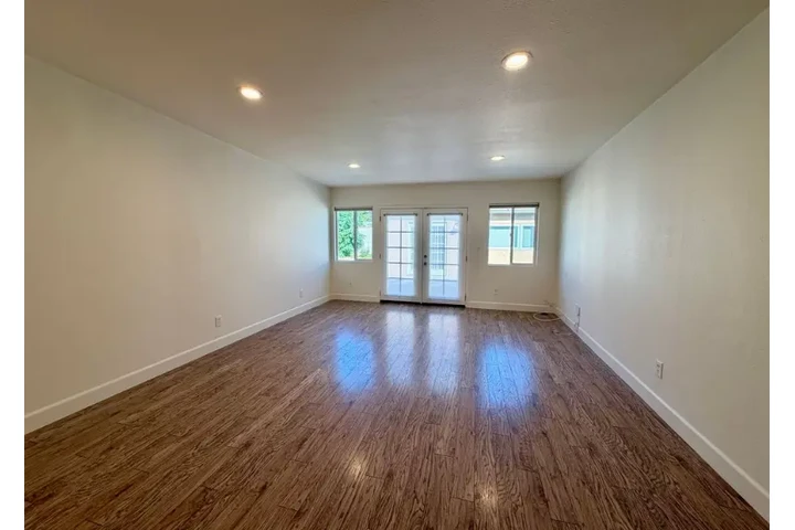 $2370 : 3bed house available for rent image 3