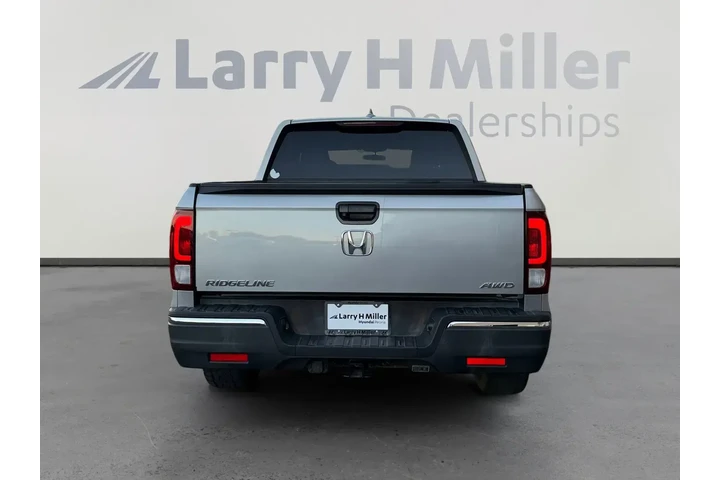 Honda Ridgeline 2017 AWD RT image 4