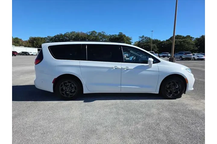 $25901 : Chrysler Pacifica Hybrid 202 image 10