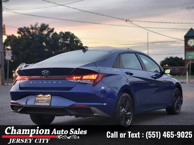 Used 2023 Elantra SEL IVT for image 8