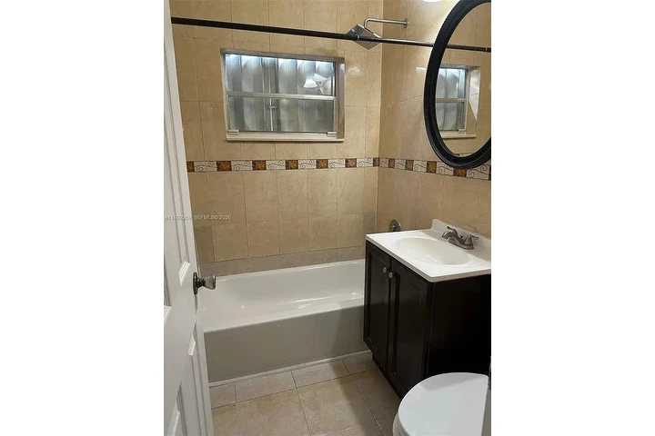 $800 : Beautiful ..Hialeah, FL image 5