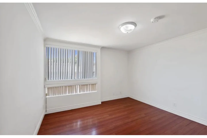 $2000 : 2 Bedroom Apt in Central LA image 5