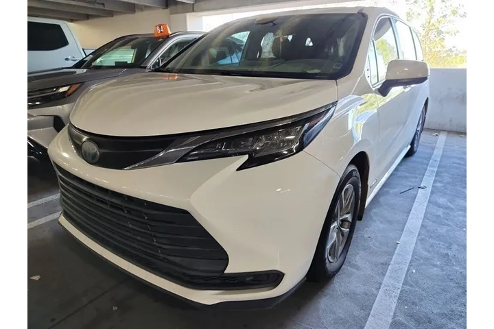 $28540 : Toyota Sienna 2021 LE 8-Pass image 1