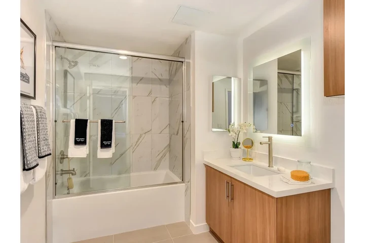 $2300 : Modern 2bed 1bath available image 2