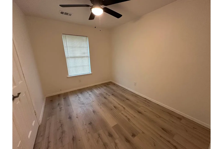 $800 : Beautiful craftsman style home image 9