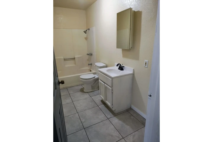 $1500 : Single 140 e. Manchester $1500 image 3