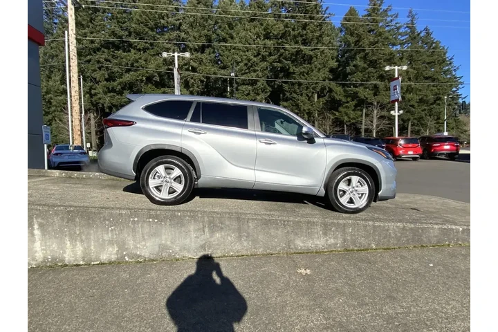 $34131 : Toyota Highlander 2023 L 4dr image 9