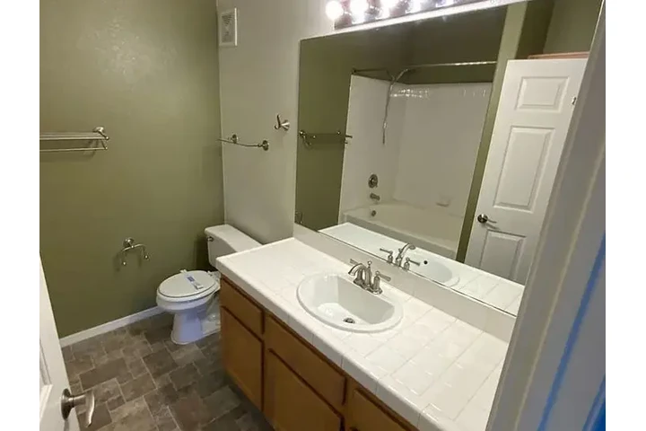 $1400 : Available 1Bedroom Apt  in LA image 9