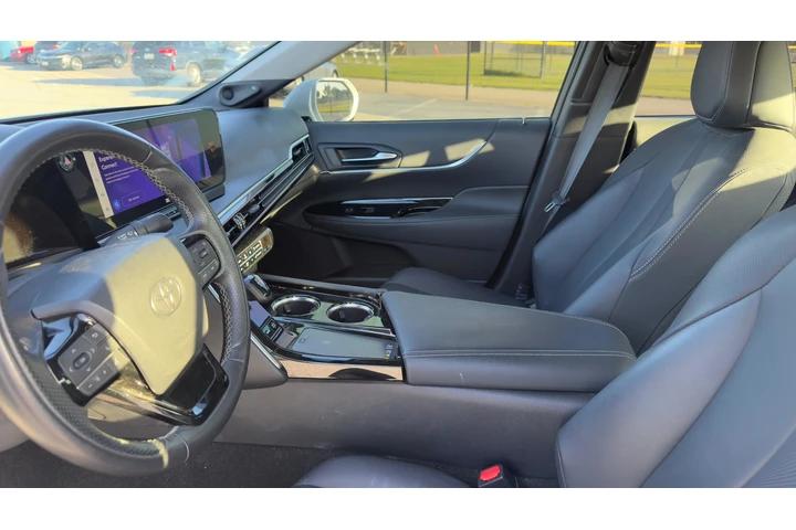 $5700 : 2023 TOYOTA MARAI XLE image 6