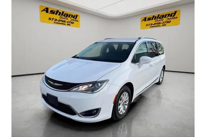 $10700 : 2018 Pacifica Touring L image 1