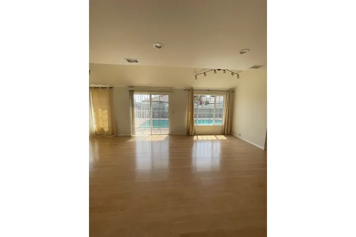 $1400 : Norwalk - Single Family Home image 2