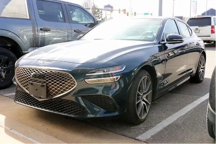 $27399 : Genesis G70 2025 2.5T Standa image 2