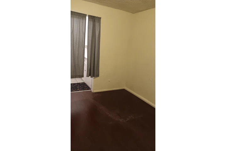 $850 : Espacio sala image 1