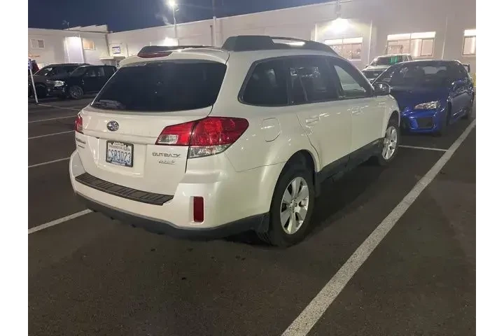$5989 : Subaru Outback 2011 AWD 2.5i image 5