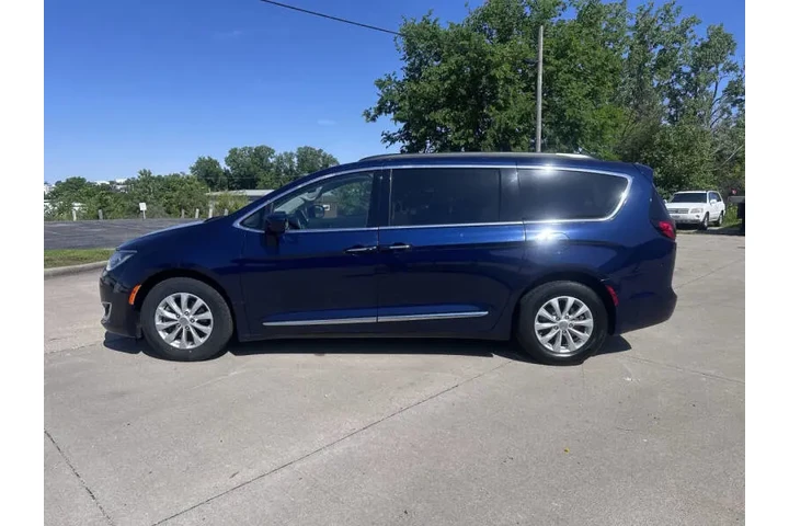 $9900 : 2017 Pacifica Touring-L image 3