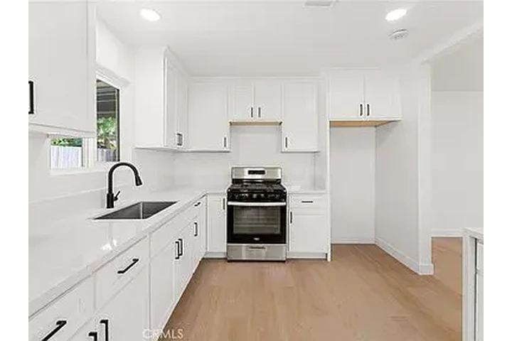 $1500 : Single Family Home Available!! image 2