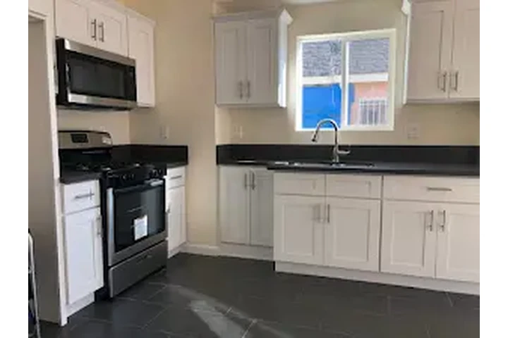 $3550 : CASA DÚPLEX DE 4 RECS. EN L.A. image 2