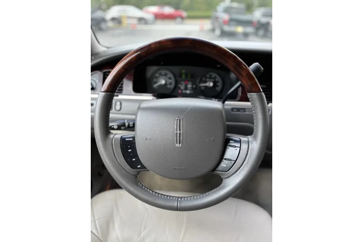 2010 Town Car Signature Limit image 6