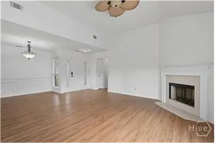 $2000 : Rental property with 3 bedro image 4