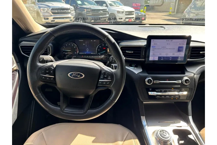 2020 Explorer XLT image 8