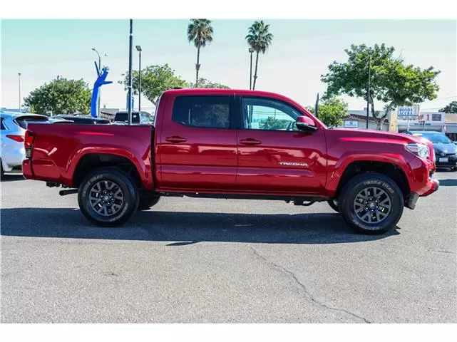 2021 Toyota Tacoma image 3