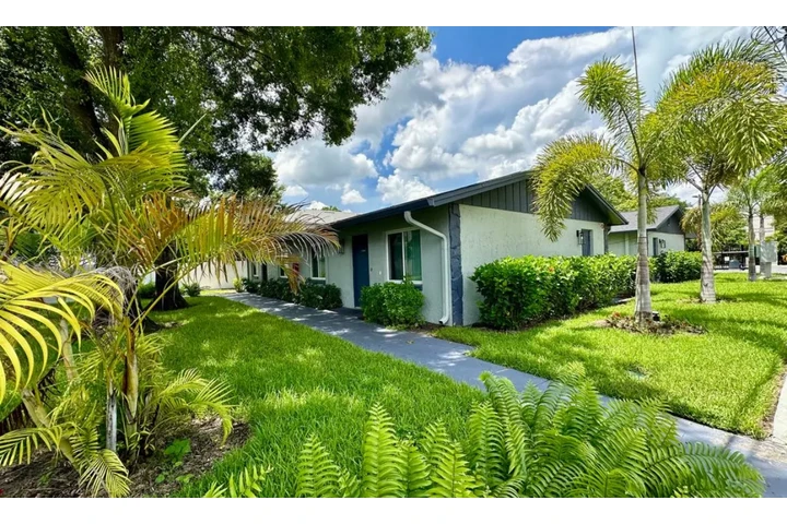 $880 : Affordable Two-Bedroom Apt image 2