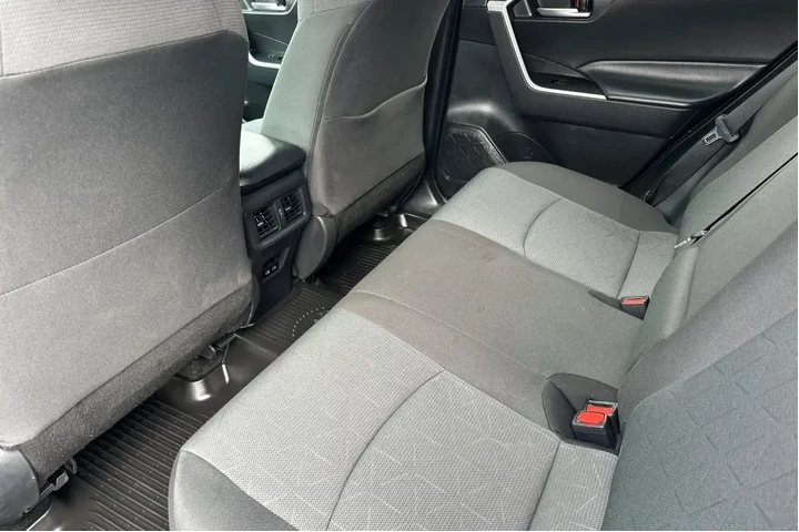 $30300 : Toyota RAV4 2024 AWD XLE 4dr image 8