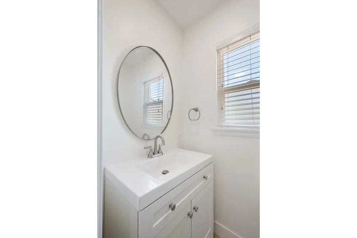 $2500 : 3 Bed 2 Bath in Degnan Blvd LA image 7