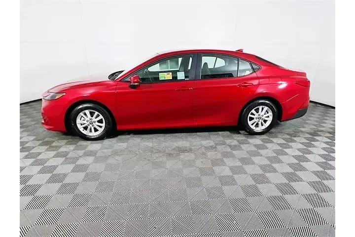 $31900 : Toyota Camry 2026 LE 4dr Sed image 4