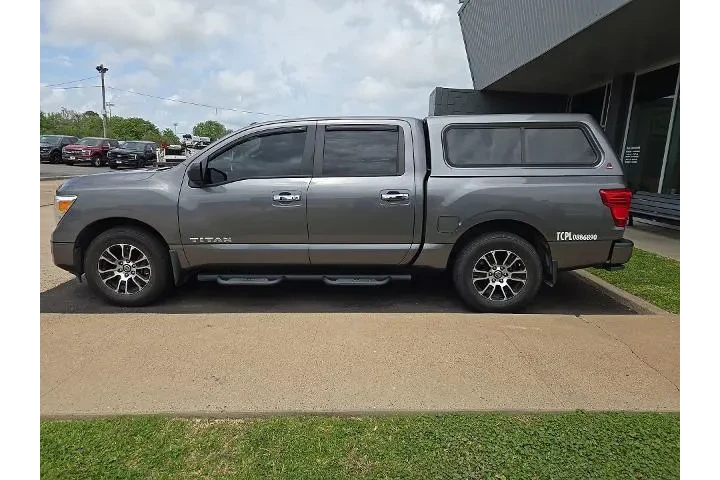 $27983 : Nissan Titan 2021 4x2 SV 4dr image 2