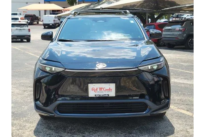 $31111 : Toyota bZ4X 2025 XLE 4dr Cro image 8