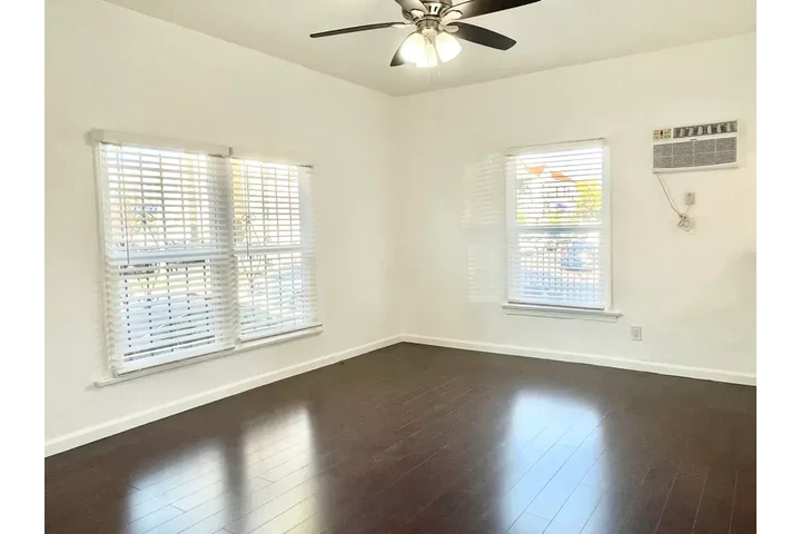 $1000 : Studio and 1-Bath image 1