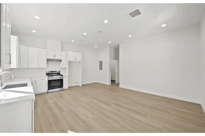 $1050 : Brand new natural light home image 2