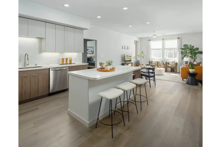 $2500 : Apartment building image 7