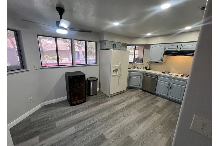 $900 : Lovely modern home for rent image 5