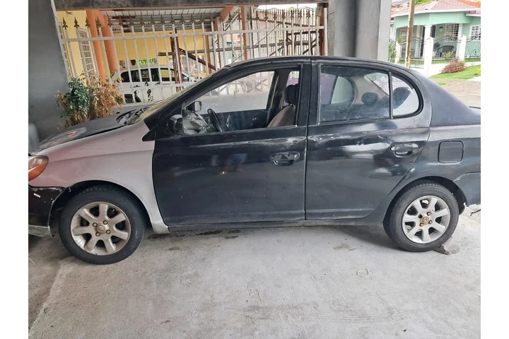 $800 : Yaris 2000 image 2