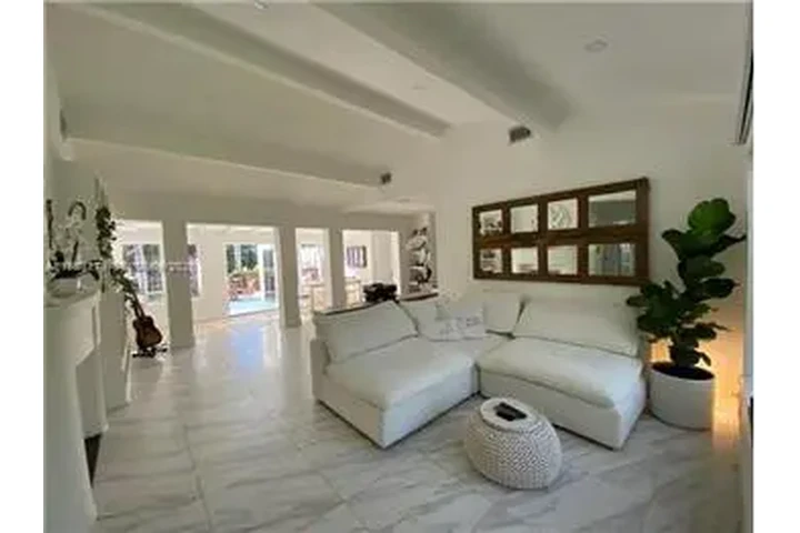 $6950 : Rental property with 3 bedro image 3