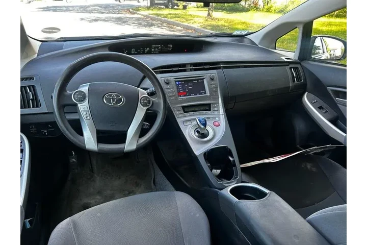 2014 Prius Three image 6