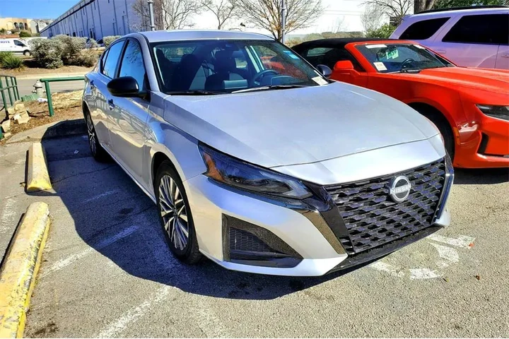 $23580 : Nissan Altima 2024 2.5 SV 4d image 1