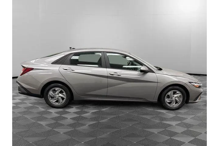 $19890 : Hyundai ELANTRA 2024 SE 4dr image 6